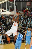 璞園戴維斯灌籃雷霆萬鈞，全場貢獻15分8籃板3抄截2阻攻，終止達欣連勝