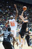 金酒洪啟超(右)正面挑戰璞園Davis(左)的防守