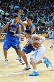 達欣張智峰(右)持球切入 單打裕隆吳奉晟(中) 今天貢獻19分6籃板