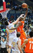 璞園Davis起身飛灌 台銀許致強奮力防守 Davis今天攻下全場最高23分
