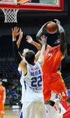 台灣大卡爾在兩名裕隆球員前奮力搶下籃板 今天攻下15分14籃板