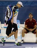 Andy Roddick 落寞地走出球場...  對手Hewitt 給他鼓勵！