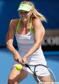 Maria Sharapova 在回擊球的瞬間，怎麼感覺兩手臂像是要長出兩片翅膀！
