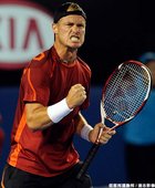 地主希望Lleyton Hewitt以4-6,6-3,7-6,6-3擊敗Milos Raonic闖進第四輪