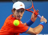 Andy Murray 以6-4,6-2,6-0 擊敗 Michael Llodra 闖進第四輪