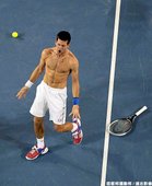 Novak Djokovic 帥氣八塊肌 以下開放尖叫~