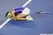 Victoria Azarenka 跪在地上不敢相信拿下了個人生涯第一座大滿貫冠軍