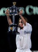 前球后 Martina Hingis 高舉獎盃進場