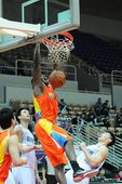 台灣大萊特(Ryan Wright)強力灌籃，達欣球員望球莫及