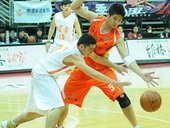 台灣大張羽霖(右)帶球切入，璞園陳世杰(左)快手抄球