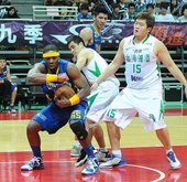 裕隆洋將強森繳出38分21籃板的佳績，帶領球隊獲勝！台啤苦吞五連敗