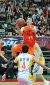 璞園蔡文誠)飛身上籃，台灣大蘇翊傑防守不及