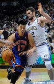 Jeremy Lin 林書豪在這場曾被 Kevin Love 賞了個大火鍋就是因為闖入對方設的防守陷阱
