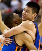 Jared Jeffries 興奮的抱起林書豪慶祝