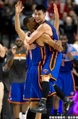 Jared Jeffries 興奮的抱起林書豪慶祝