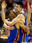 Jared Jeffries 興奮的抱起林書豪慶祝