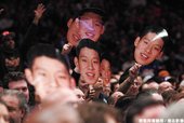 現場球迷拿著林書豪面具