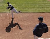 投手教練仔細觀察Felix Hernandez