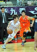 台銀張博勝運球突破，台灣大張羽霖防守不及