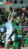 台啤何守正不畏達欣球員防守，禁區挑籃得分