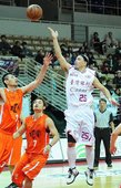 台銀陳俊傑(右)不畏璞園封鎖挑籃得分，今日貢獻15分2籃板2助攻1抄截
