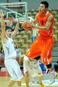 璞園陳信安跳起尋求空檔傳球