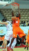 璞園戴維斯飛身灌籃，攻下18分10籃板2抄截3阻攻的成績，助球隊大勝金酒