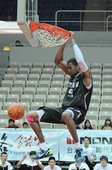 金酒福卡雙手扣籃，全場17分17籃板，是金酒獲勝的主要功臣之一