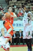 璞園葛記豪空中躍起傳球，璞園今日六人得分達兩位數，終場以83比70勝出