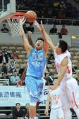 達欣林宜輝切入禁區遭到璞園陳信安干擾，本場攻下18分4籃板3助攻，