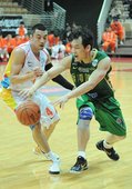台啤陳世念突破包夾傳球，本場攻下14分幫助球隊取勝