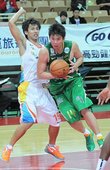 台啤鄭人維切入禁區，台灣大柳昇耀緊迫防守