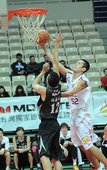 台銀徐偉勝禁區單手上籃挑戰金酒洪啟超，本役攻下14分5籃板