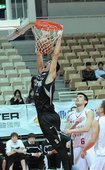金門酒廠劉錚雙手扣籃，攻下全場最高28分帶領球隊獲勝