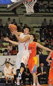 璞園陳信安持球切入禁區，今日拿下全隊最高14分7籃板，但未能助球隊拿下勝利