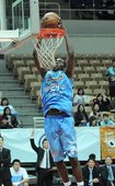 台北達欣菲立斯，接獲隊友妙傳轟炸籃框，本日攻下12分4籃板