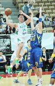 台啤鄭人維切入禁區找尋隊友空檔傳球