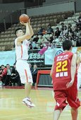 璞園簡嘉宏一記後仰跳投取分，本場繳出17分替球隊建功