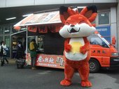 痞客狐 Happix 的顏色怎麼跟這巷口乾麵的餐車那麼像 XD