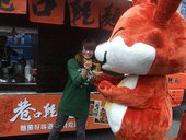 美少女服務生餵痞客狐 Happix 吃麵