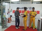 頒獎 打擊獎得主三名 由兄弟象球員 張志豪、官大員頒獎