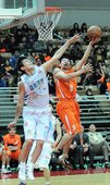 璞園陳世杰以小搏大禁區挑籃得分，他第四節攻下7分，穩住璞園勝利