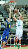 台啤鄭人維禁區跳投，本日拿下14分11籃板3助攻
