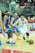 台啤楊玉明運球突破裕隆強森的防守，上場17分鐘即貢獻10分