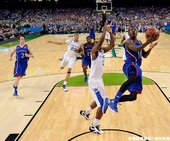 Tyshawn Taylor奮不顧身殺入禁區
