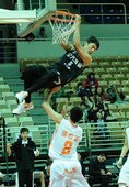 金酒小飛俠劉錚飛身灌籃，此役攻下15分5抄截，表現亮眼