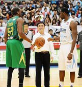 第九季SBL首次將季後賽帶進台北小巨蛋，市長郝龍斌為台啤達欣第四戰開球
