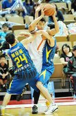 今日台中璞園與新北裕隆的戰況激烈，璞園隊長陳信安被裕隆強力防守