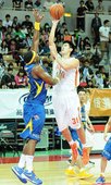 新北裕隆洋將強生今日拿下全場最高的18個籃板，依舊阻擋不了璞園的取得第四勝
