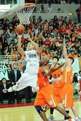 達欣田壘穿越層層防守，籃下放進兩分，田壘今日攻下16分6籃板